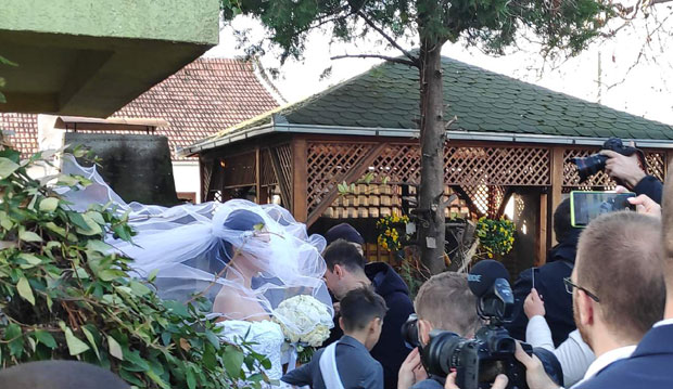 Млади се десио пех: Богдани се вео закачио за ограду, а онда је урадила нешто што по веровањима има ово значење (ФОТО+ВИДЕО)